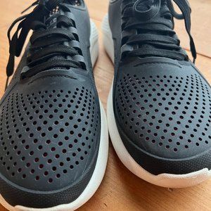 CROCS lightweight perforated runners
